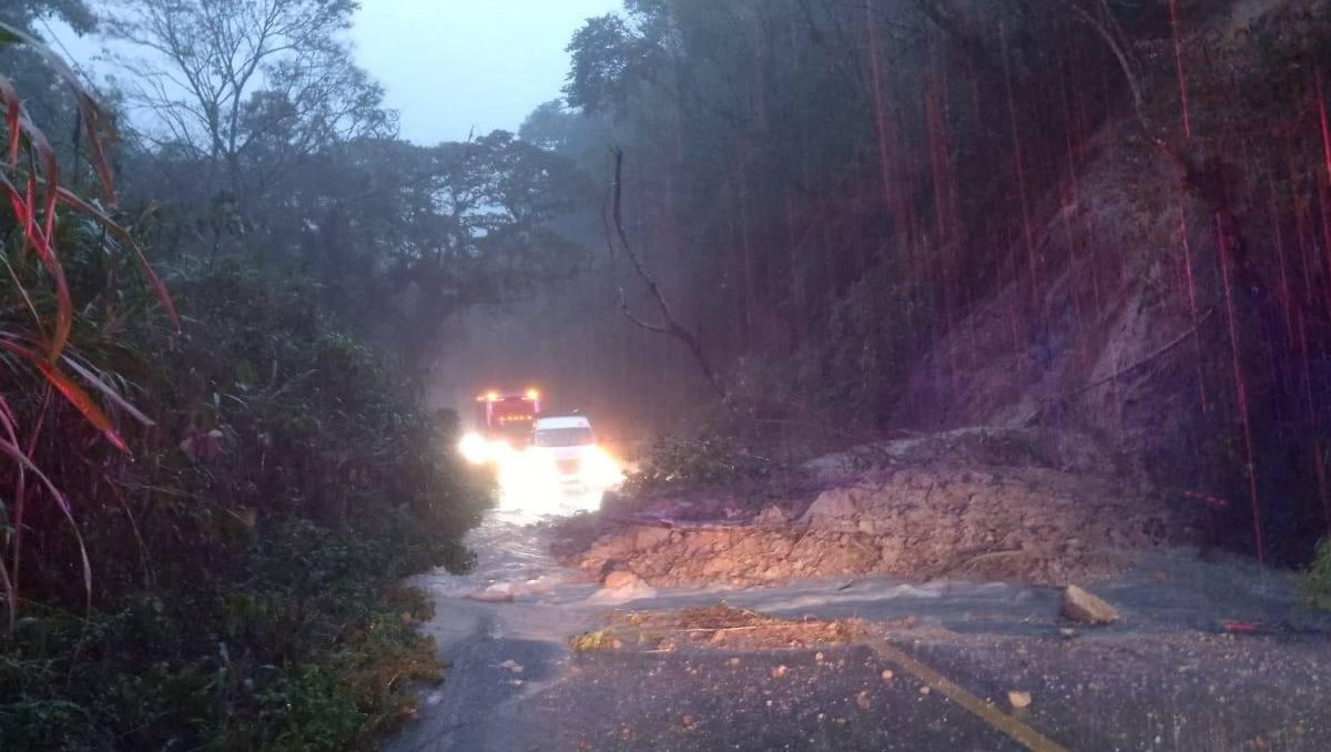 Desastre natural en Veracruz: Inundaciones y cierres viales alarmantes | Especial