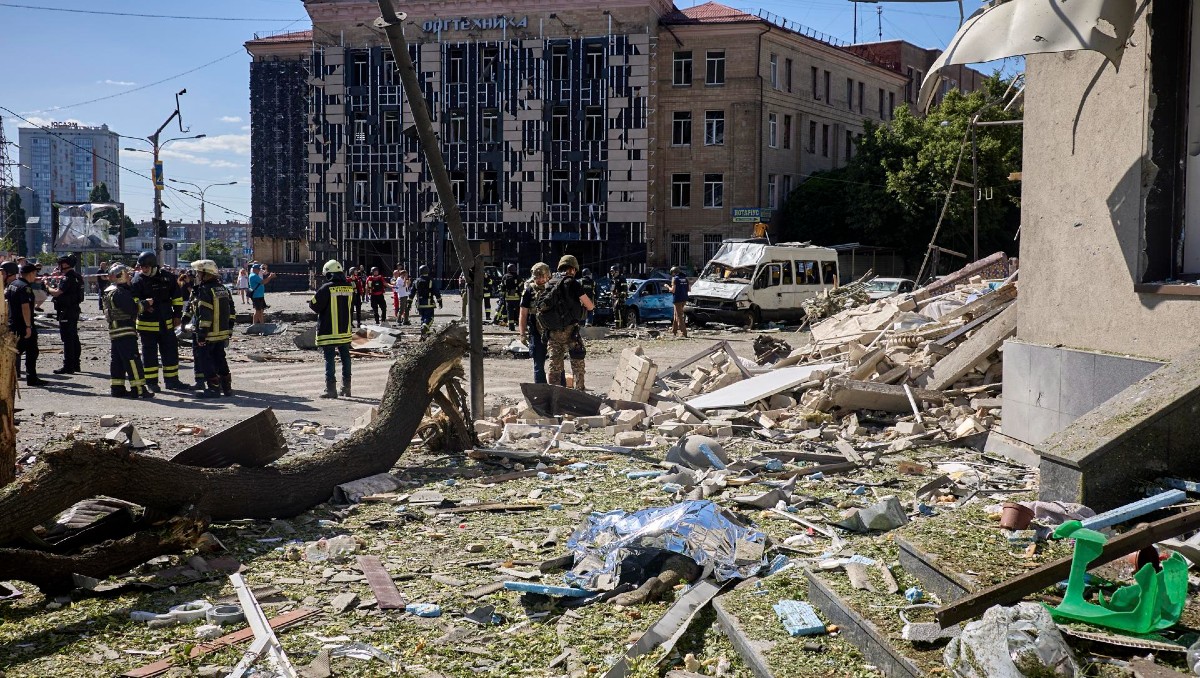 Proyectiles rusos atacan ciudad ucraniana; deja varios muertos | EFE