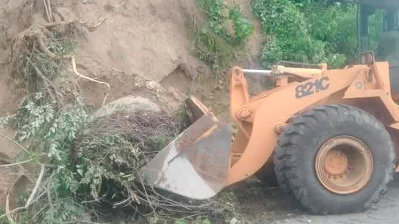 En Chiapas, liberan caminos afectados por derrumbes provocados por las lluvias en Tapachula