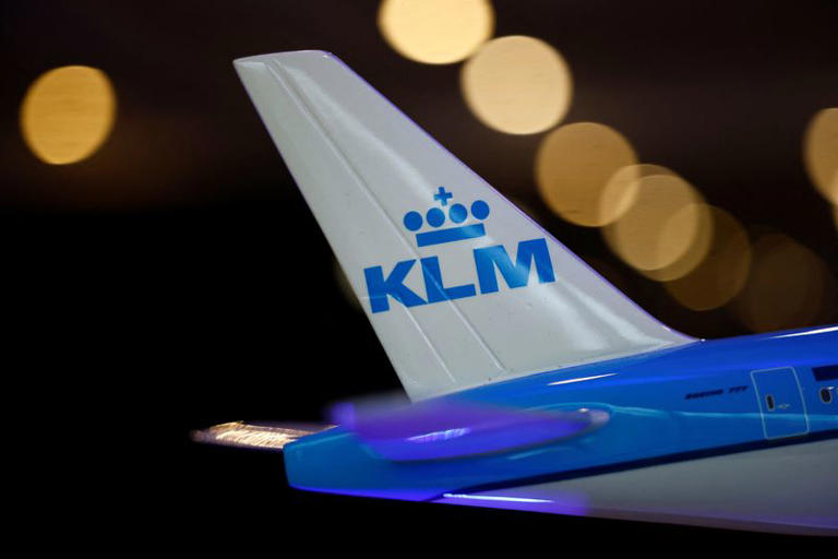Imagen de archivo del logo de KLM en una maqueta de un Boeing 777. | Reuters