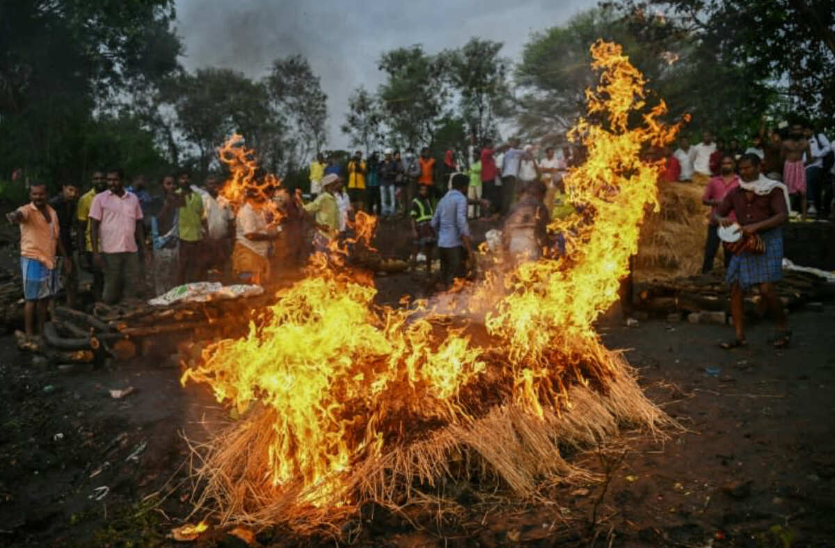 Los miembros de la familia realizan los últimos ritos durante el funeral de las víctimas que murieron después de consumir alcohol tóxico | Foto: AFP