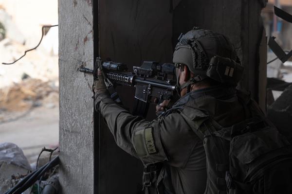Militar Israelí apuntando | Foto: EFE
