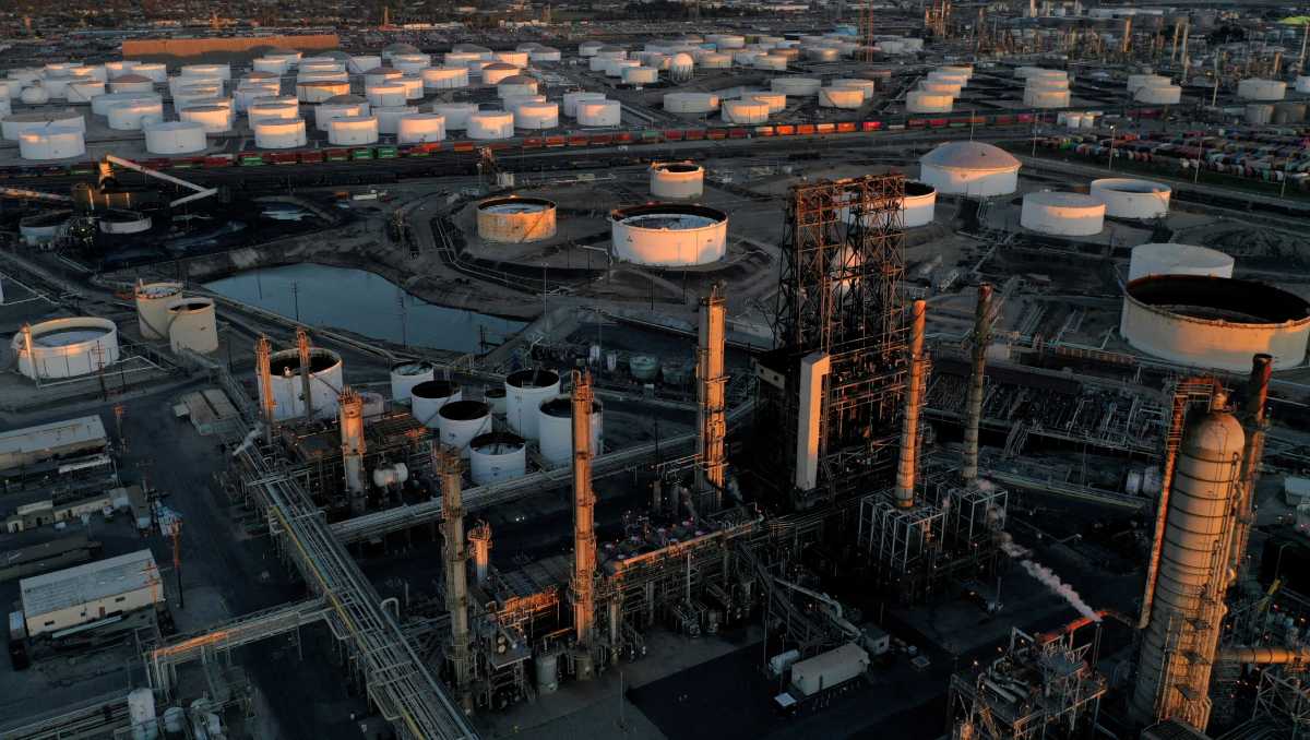 En la actual administración se destinaron 48 mil millones a la rehabilitación de las seis refinerías. | Reuters