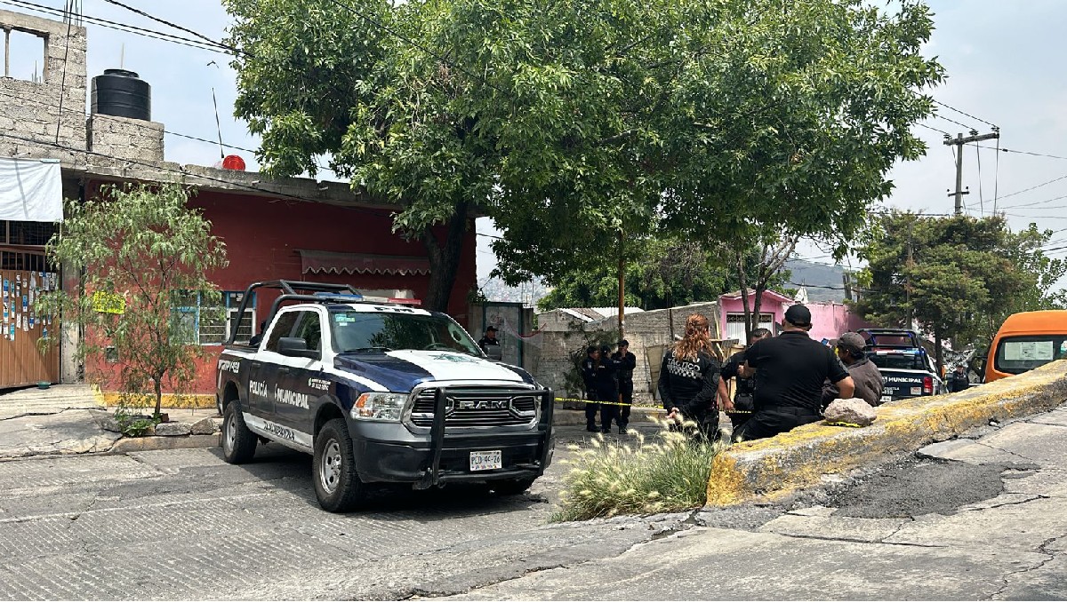Autoridades acordonan zona donde fue hallado el cuerpo en Tlalnepantla. Foto: (Especial)