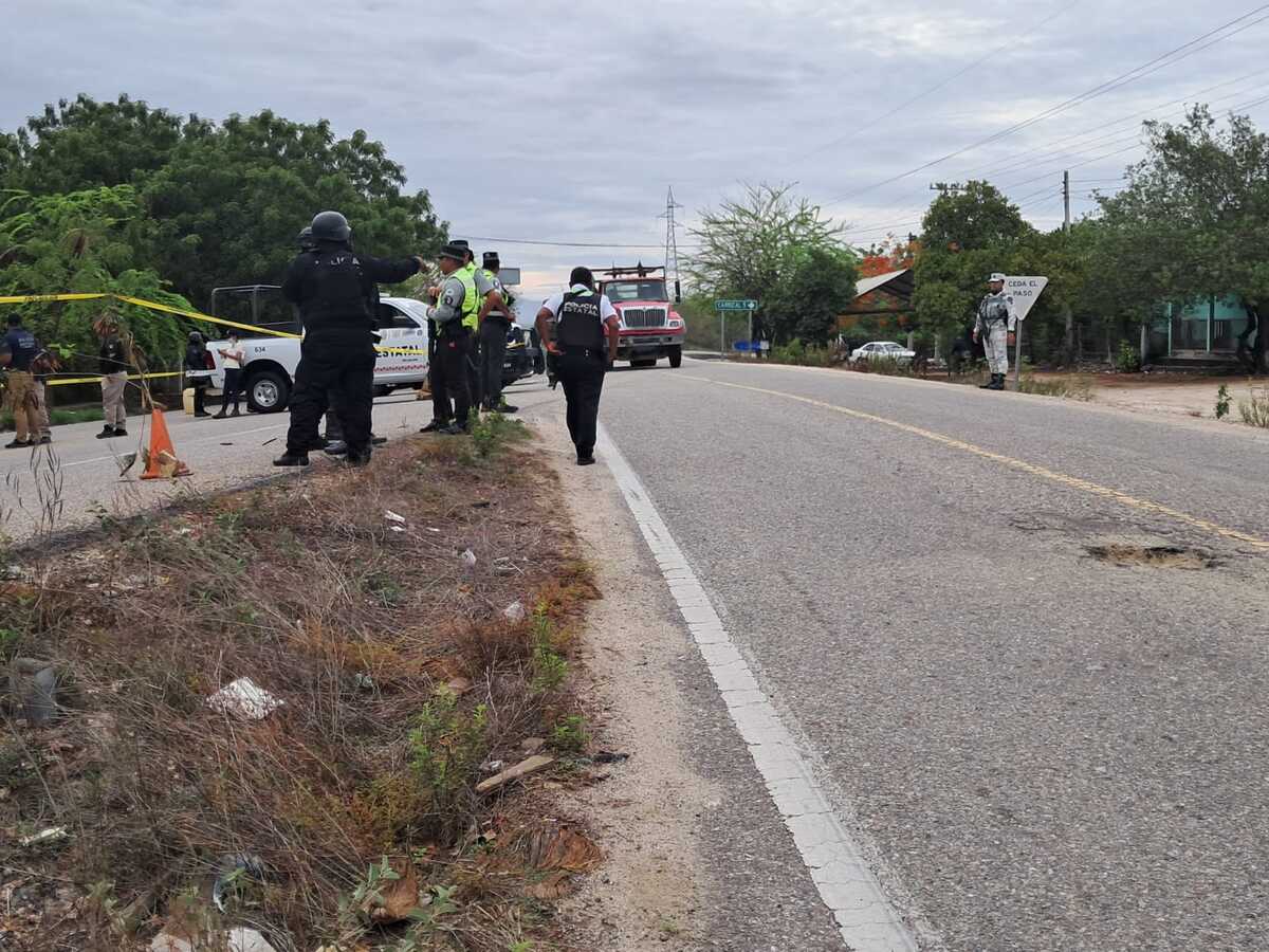 Autoridades acudieron a la carretera Acapulco-Zihuatanejo para acordonar la zona. | Especial