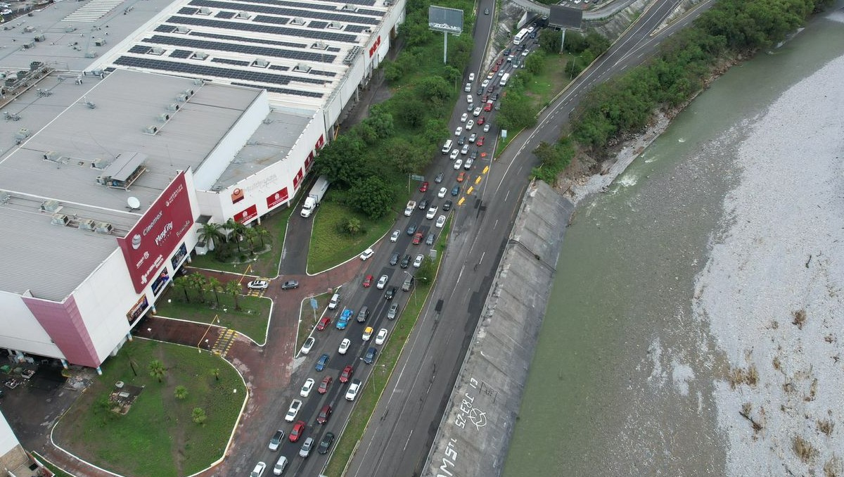 Caos vial en Monterrey / Omar Benavides.