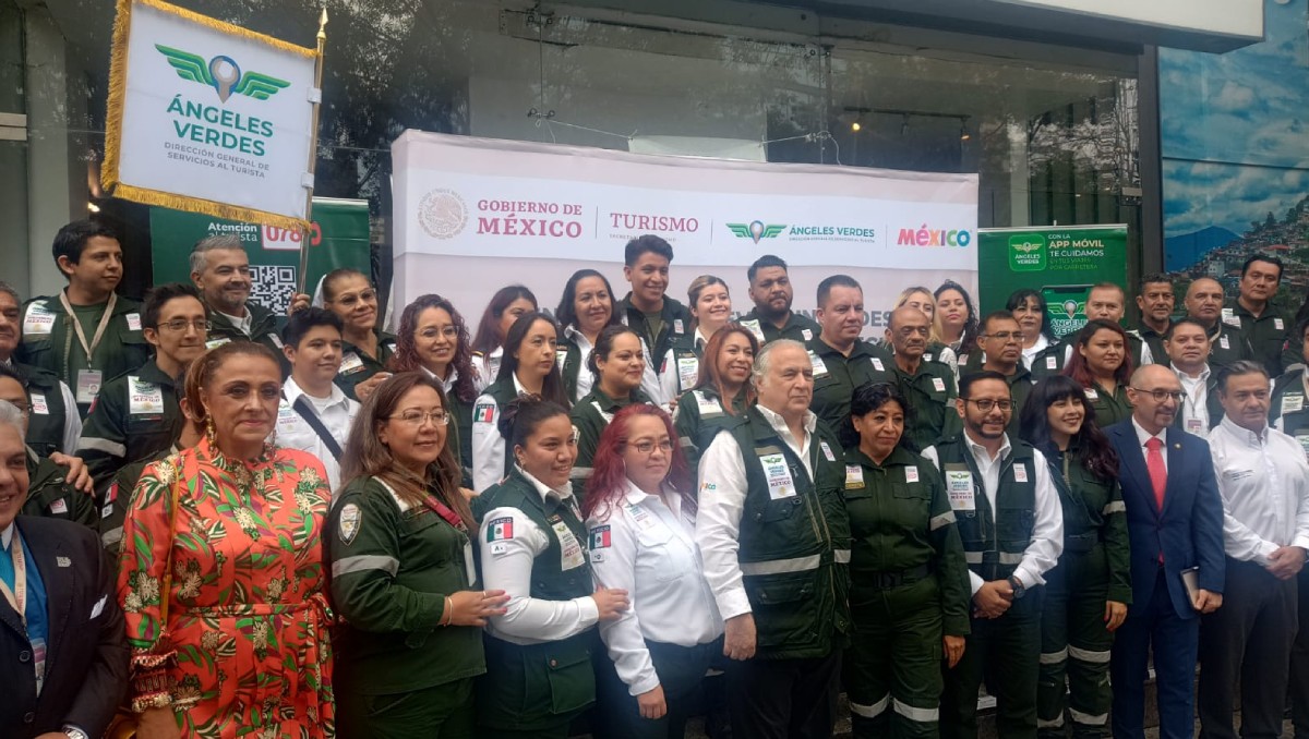 Miguel Torruco Marqués dio a conocer la entrega de 145 automóviles. Foto: (Roberto Valadez)