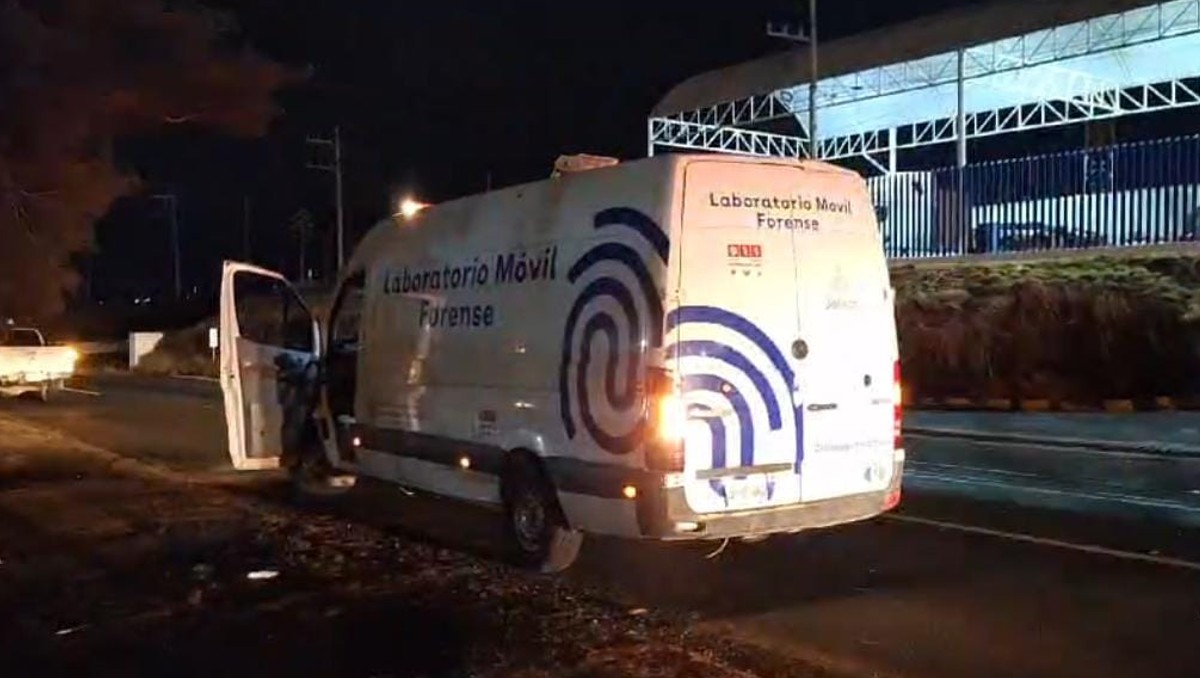 Personal forense trasladó el cuerpo de la víctima sobre la carretera a Chapala (Vicente Torres Alfaro)
