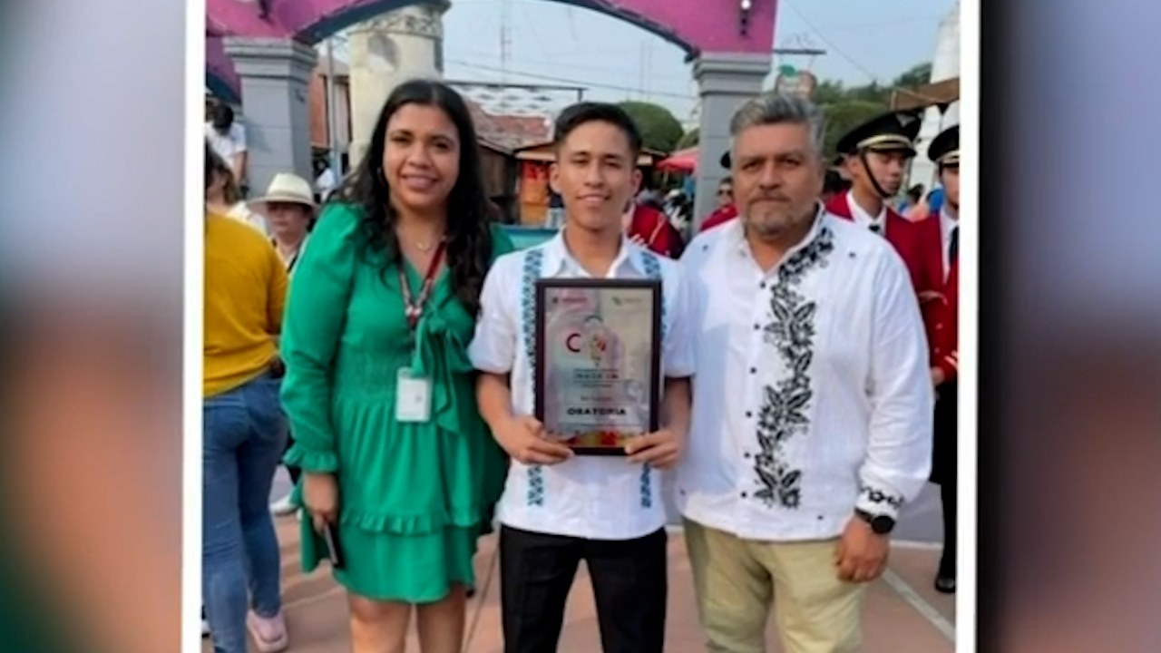 Vecinos de San Felipe Orizatlán destacan la labor de un joven estudiante que ayuda a su comunidad