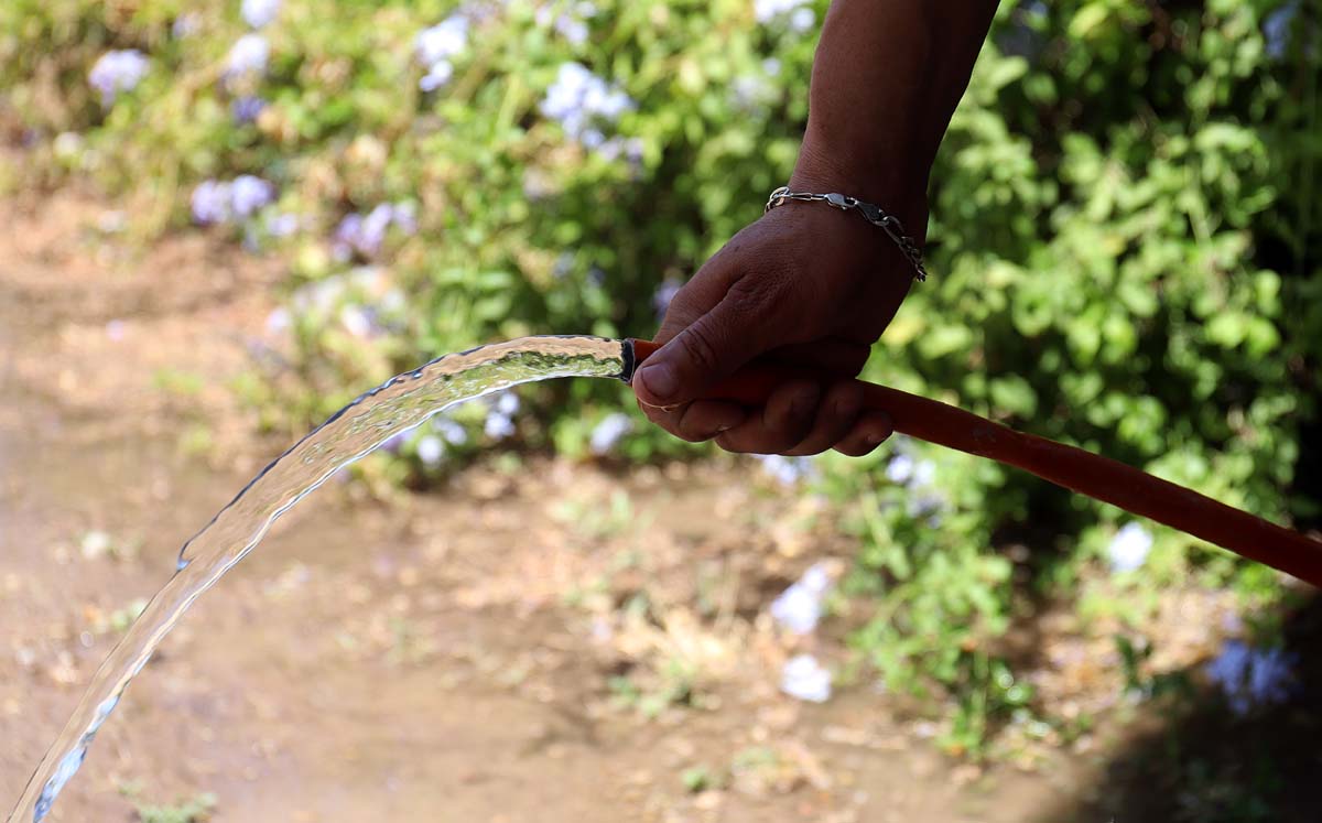 Además vende tinas de agua para que los camioneros laven sus tráileres. l Rolando Riestra