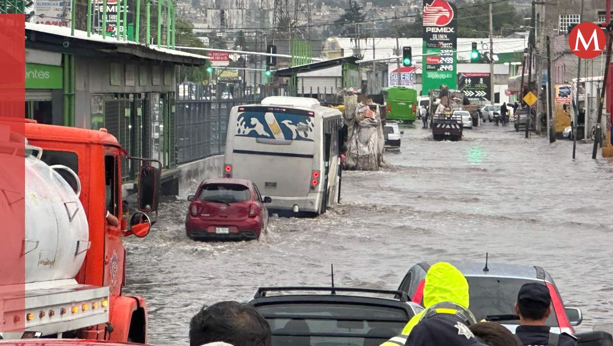 El agua se acumuló en más de un metro de altura en un desnivel lo que ha impedido la circulación de automovilistas| Juan Camacho