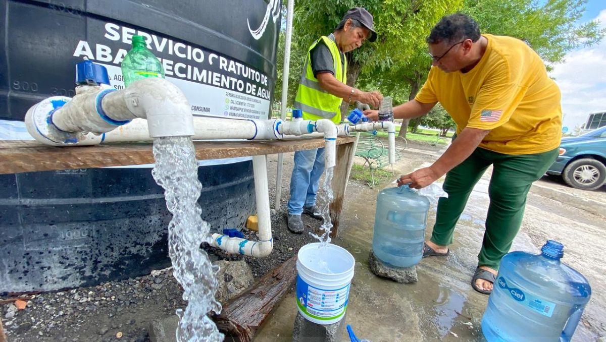 Los ciudadanos se encuentran llenando botes en tinacos comunitarios o pipas | Roberto Alanís