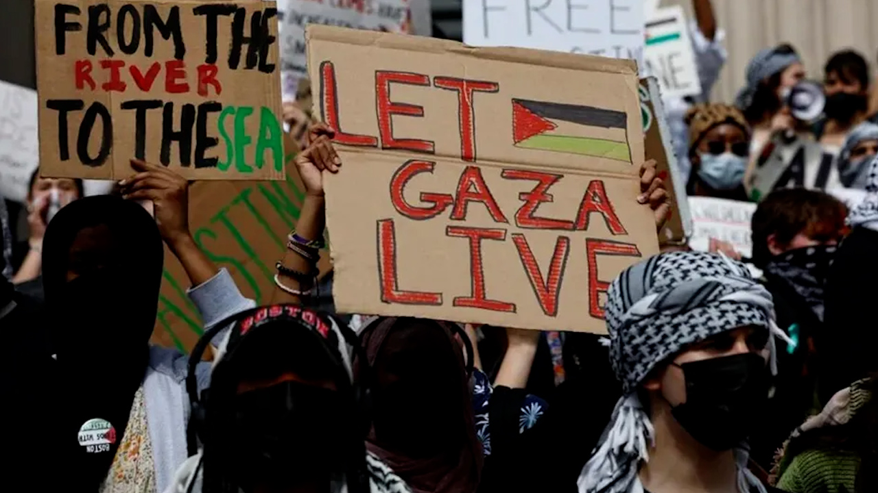 Se desata riña entre manifestantes propalestinos y proisraelíes frente a sinagoga en Los Ángeles