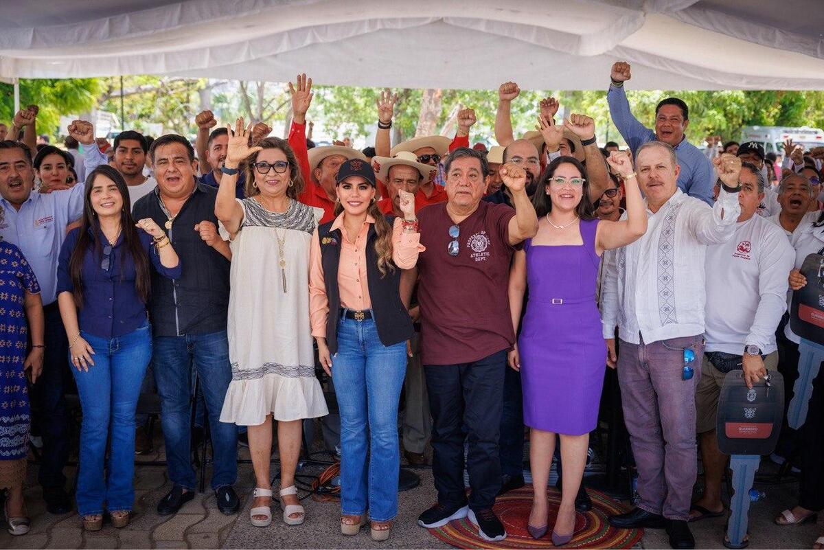 Evelyn Salgado entrega vehículos a dependencias de Guerrero | Especial