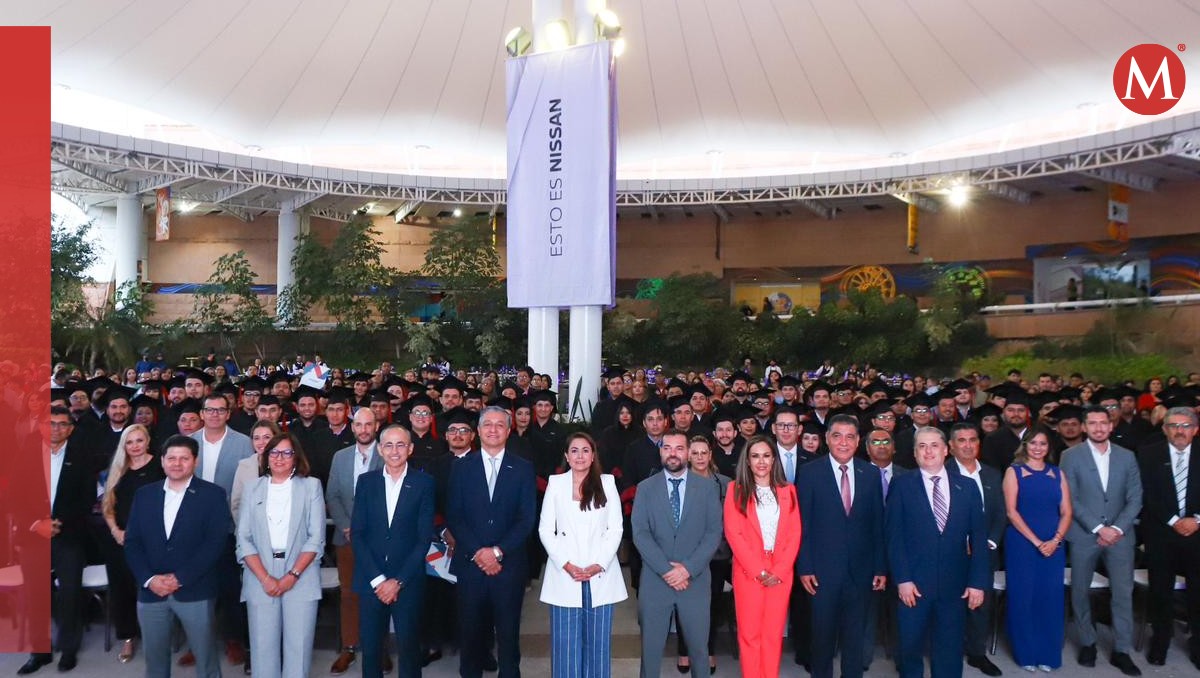La gobernadora Tere Jiménez estuvo presente en la ceremonia de graduación de los alumnos de la Universidad Nissan. (Foto: Especial)