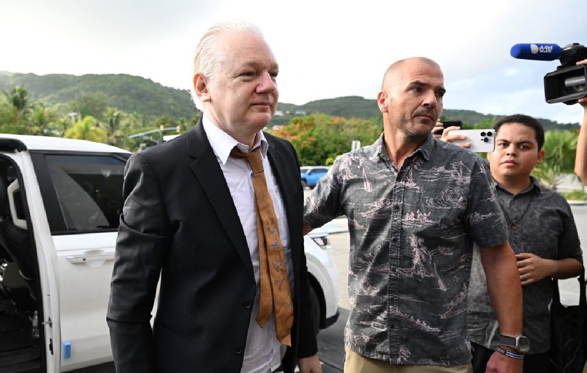 Julian Assange llegando al tribunal de las Islas Marianas (AFP)
