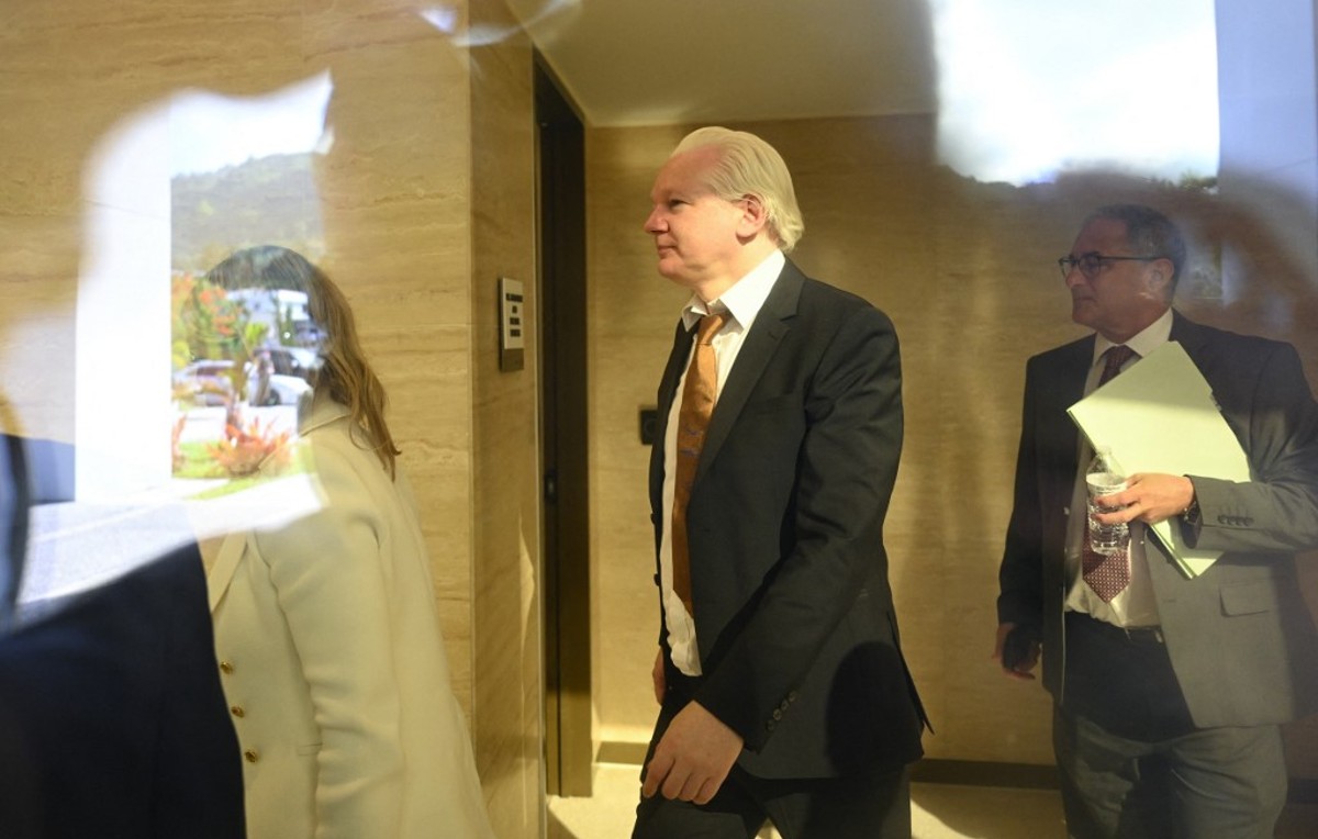 Julian Assange llegando al tribunal de las Islas Marianas (AFP)