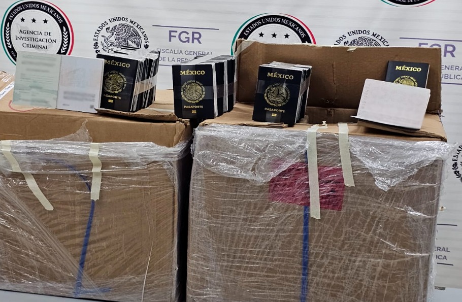 Las autoridades hallaron  mil 328 libretas para pasaportes.