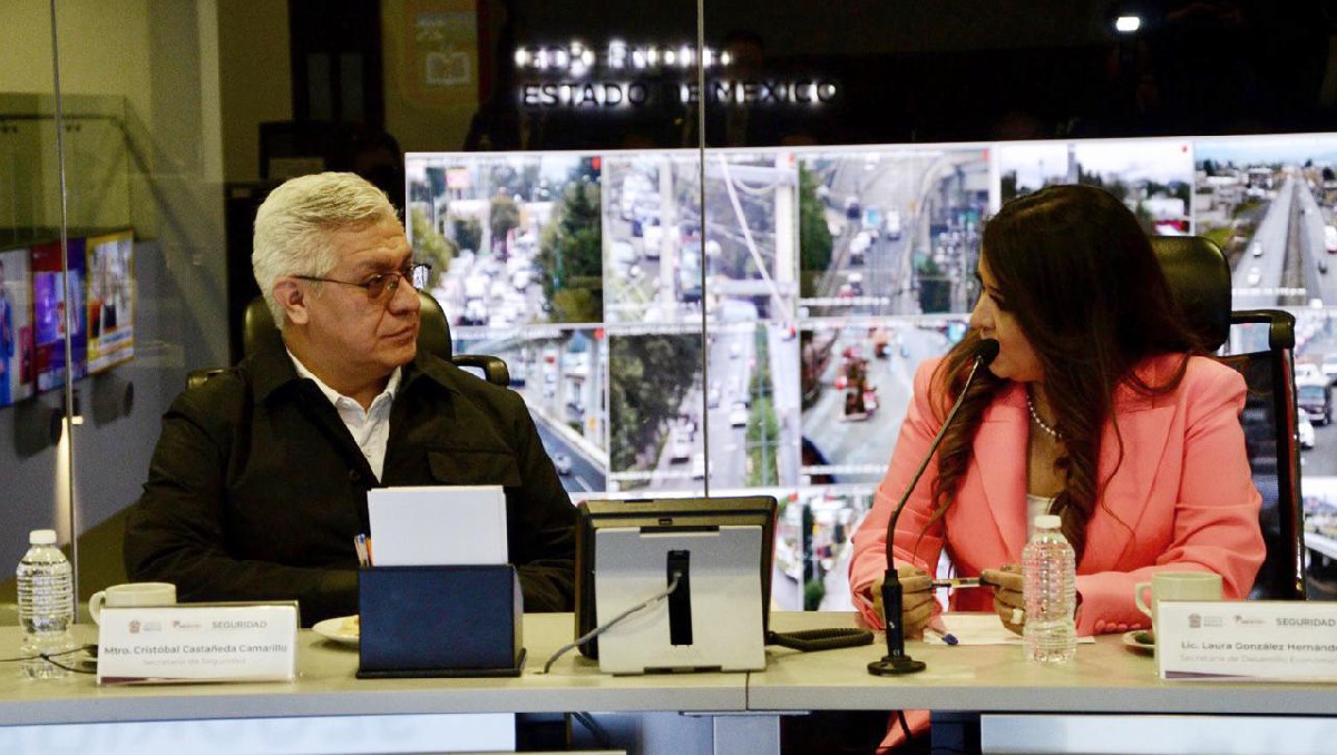 Laura González y Cristobal Castañeda en las instalacines del C5. Foto: (Especial)