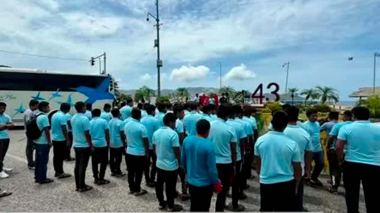 Normalistas de Ayotzinapa realizan manifestación para exigir avances en el caso de los 43