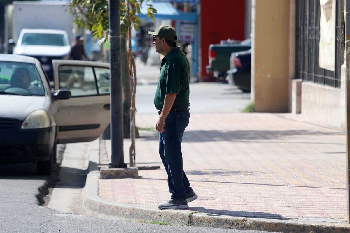 Retos que como peatones o ciclistas deben enfrentar ante la falta de vialidades. (Rolando Riestra)