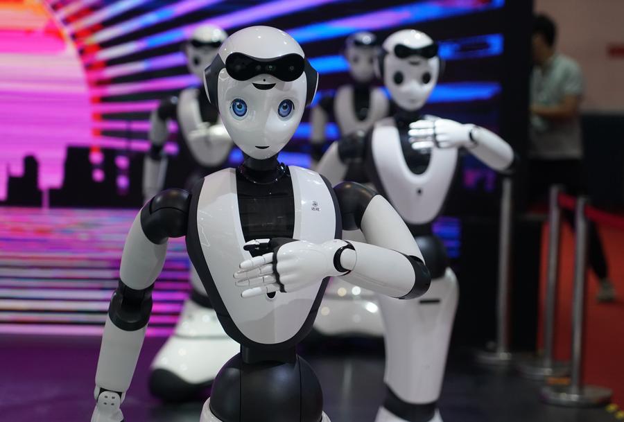 Robots humanoides actúan en la Conferencia Mundial de Robots 2023 en Beijing, capital de China, el 16 de agosto de 2023. (Xinhua/Ren Chao)
