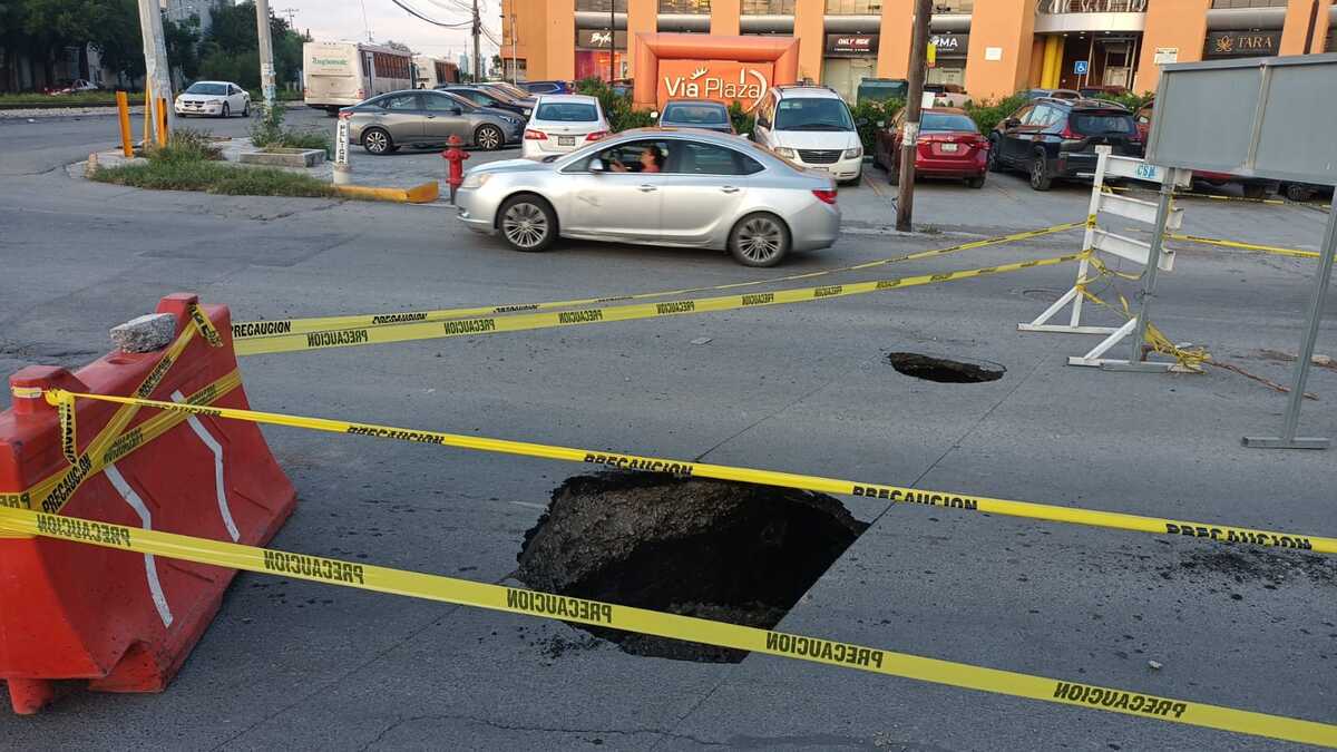El socavón causó el cierre de carriles de la avenida. Foto: Israel Santacruz