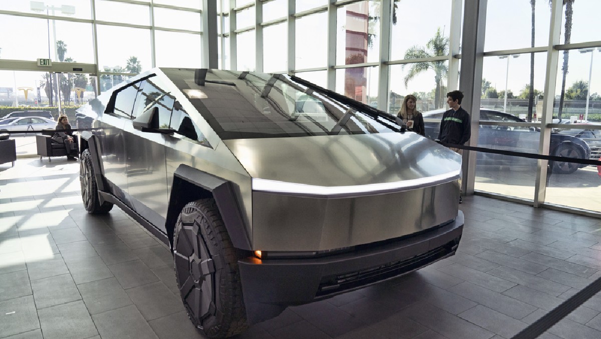 Tesla ha llamado a reparación a sus Cybertrucks de acero inoxidable cuatro veces desde que el vehículo se lanzó al mercado. Foto: (AP)