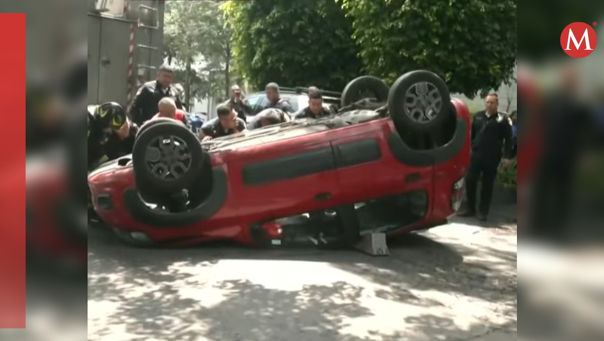 Auto cae de estacionamiento en CdMx | Especial