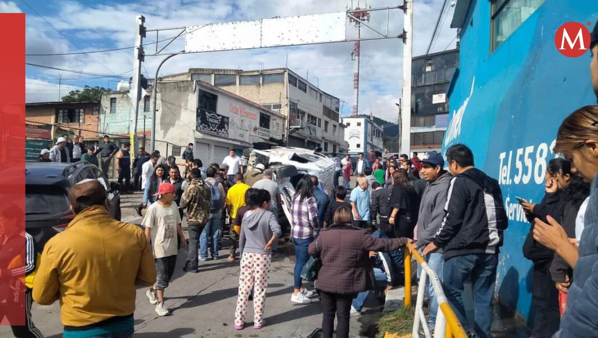 Combi volcada en Huixquilucan, en Edomex. Foto: (Especial)