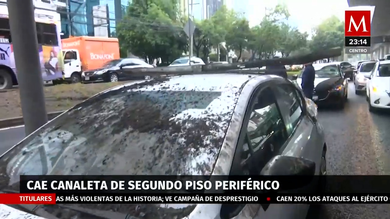 Desprendimiento en el Periférico Sur de CdMx causa daños a vehículos
