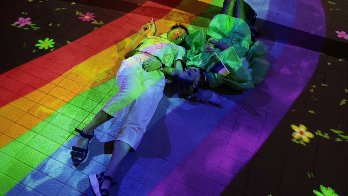 El 57% de mexicanos están de acuerdo en que parejas LGBTI+ tengan los mismos derechos para iniciar un proceso de adopción. | Reuters