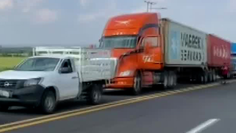 Sigue el bloqueo en la carretera Valles-Rioverde, SLP