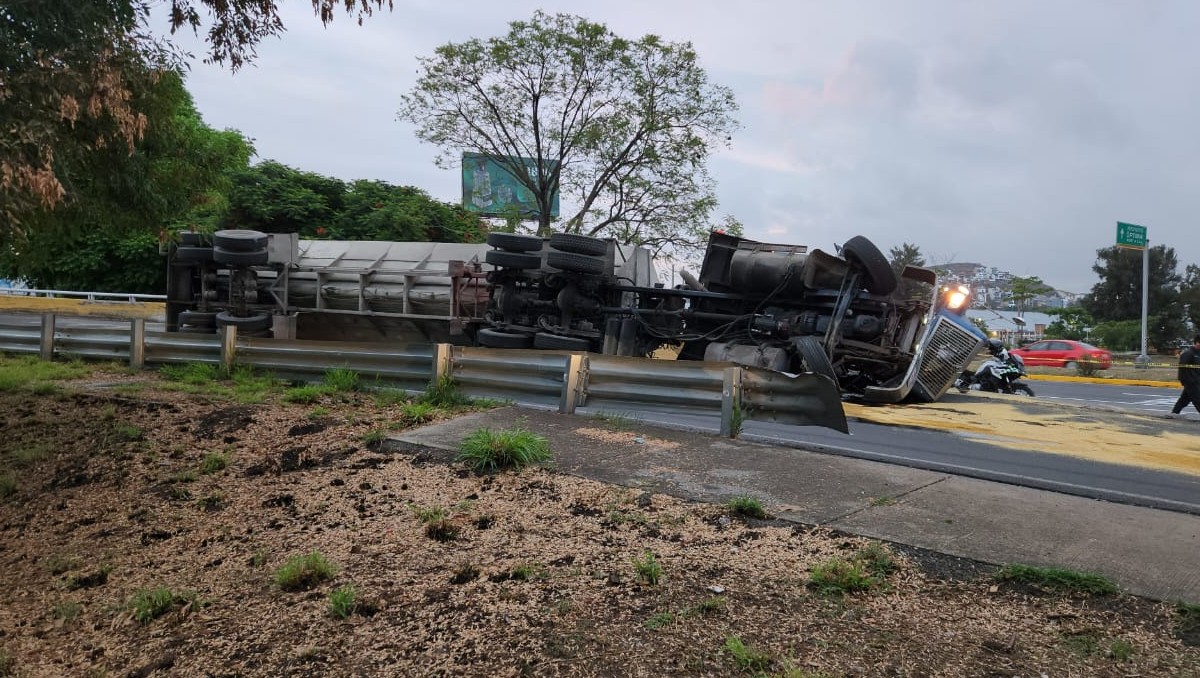 Tráiler queda volcado tras accidente en Zapopan (Juan Carlos Munguía)