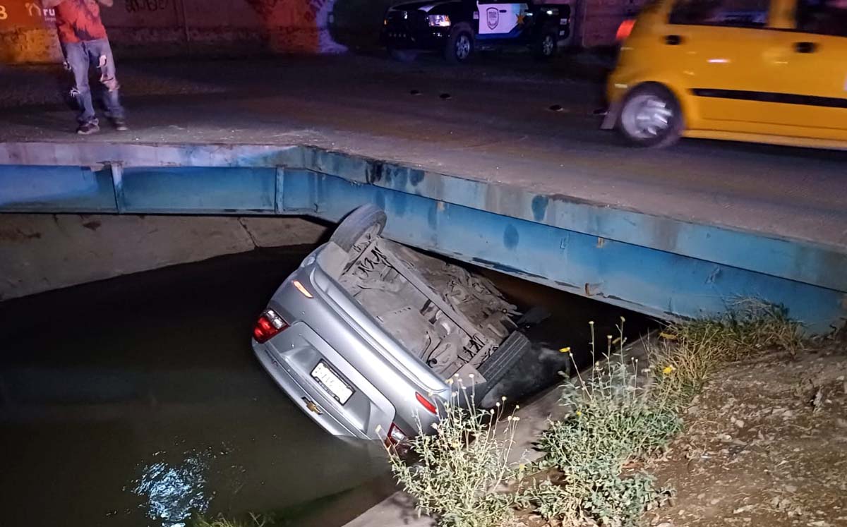 Auto cae a canal de riego. l Especial
