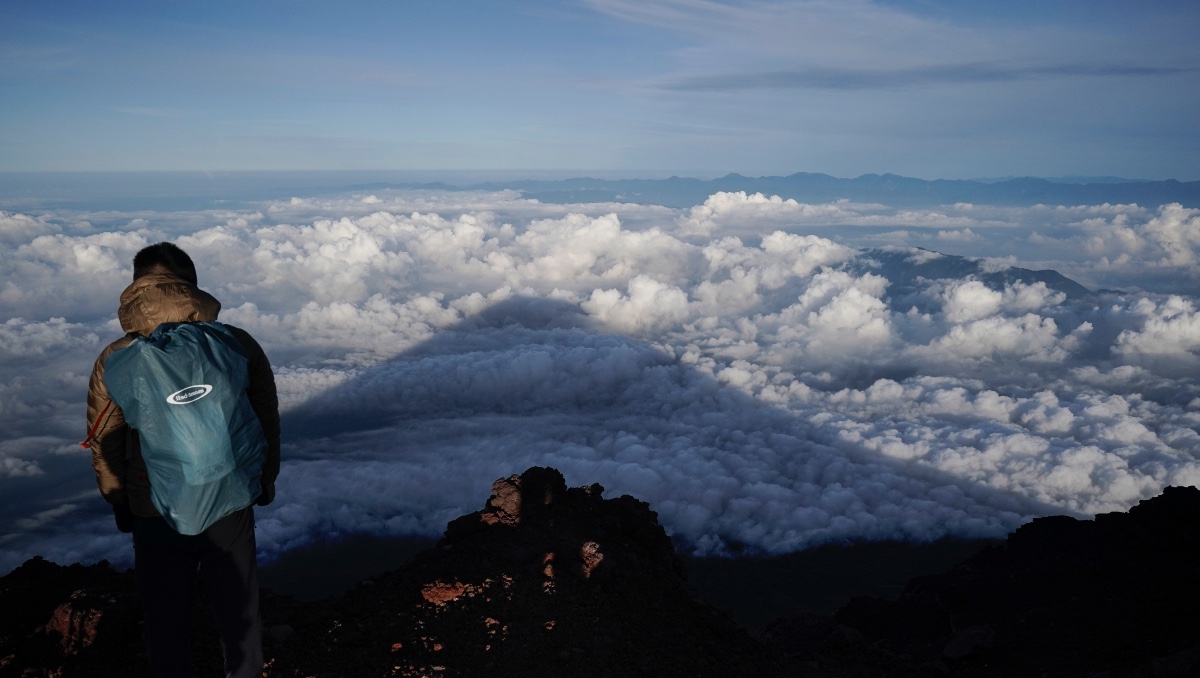 La sombra del monte Fuji se ve proyectada sobre las nubes desde la cumbre, el 27 de agosto de 2019 en Japón | AP