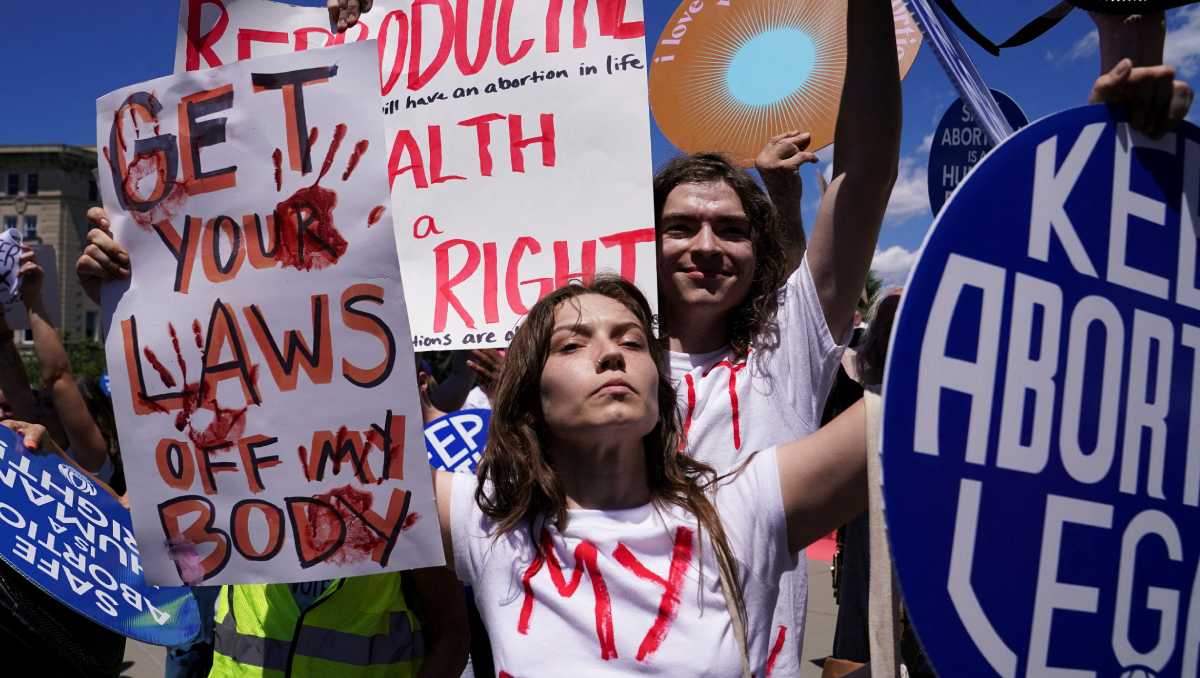 Activistas por el derecho al aborto en la Corte Suprema de Estados Unidos para conmemorar el segundo aniversario de la anulación de Roe. | Reuters