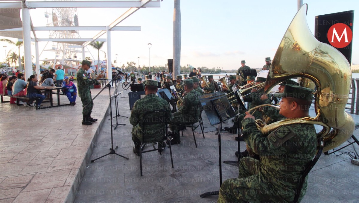 Elementos de la Sedena sorprenden con flashmob en laguna del Carpintero de Tampico. (Yazmín Sánchez)