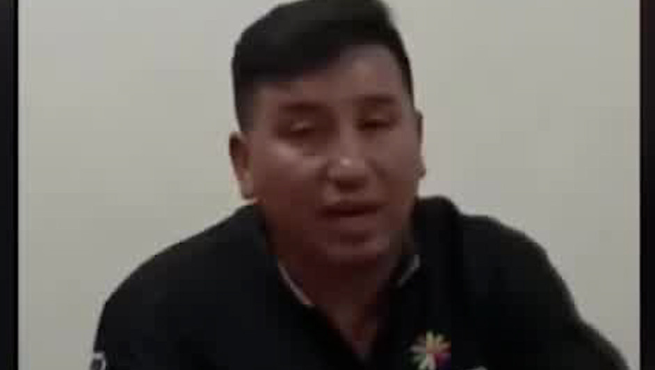 Con empujones sacan al regidor con licencia del ayuntamiento de Tepeapulco, Hidalgo