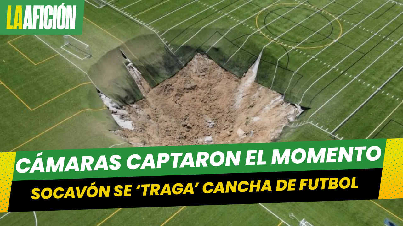 Enorme socavón 'se traga' parte de un campo de futbol