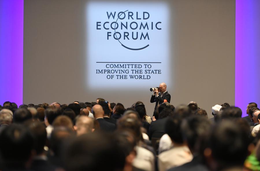 Un periodista toma fotos en la Sesión plenaria de apertura del Foro de Davos de Verano de 2024. (Xinhua/Lu Yang)