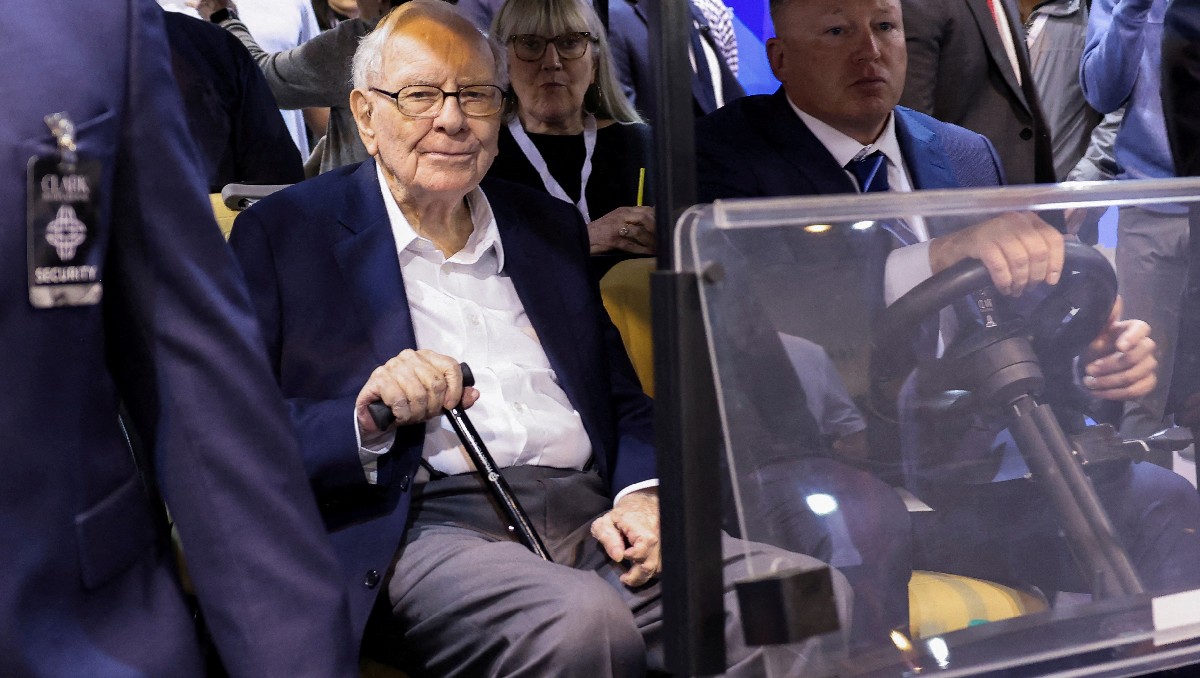 El presidente de Berkshire Hathaway, Warren Buffett, asiste a reunión anual de accionistas de Berkshire Hathaway, en EU. Mayo de 2024. Foto: (Reuters)