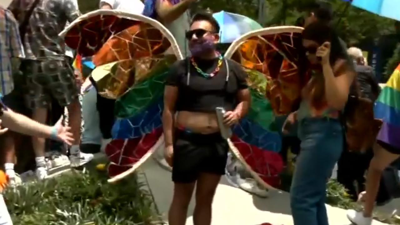 Asistentes a Marcha del Orgullo deslumbran con extravagantes outfits