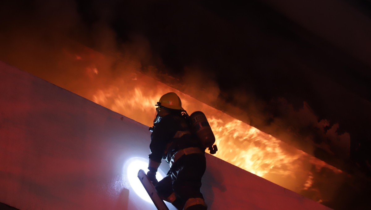 Bomberos combaten incendio en edificio en Guadalajara (Especial)