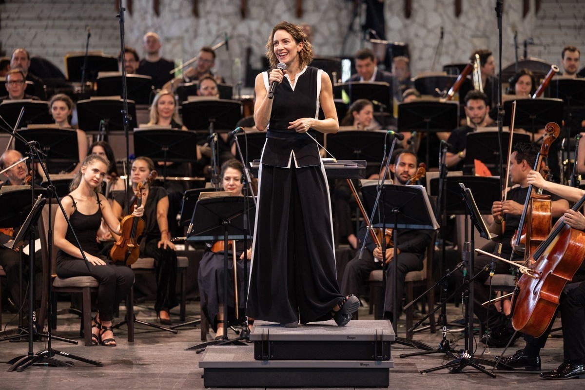 La directora se mostró muy orgullosa de encabezar este concierto.  Foto Especial