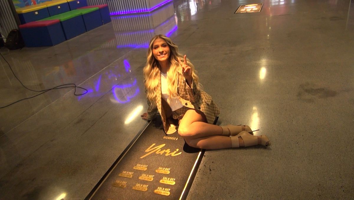 Yuri reveló su placa por realizar ocho conciertos “sold out” en la Arena Monterrey. Ángel Martínez