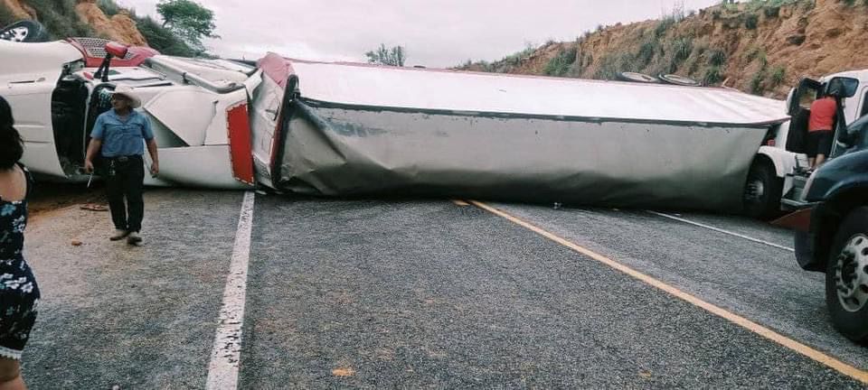 Autoridades correspondientes prevén que el cierre de la carretera se mantenga hasta la tarde-noche de este domingo. | Especial