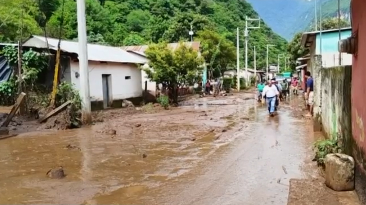 Desalojan a 600 personas por deslizamientos de tierra en Chiapas