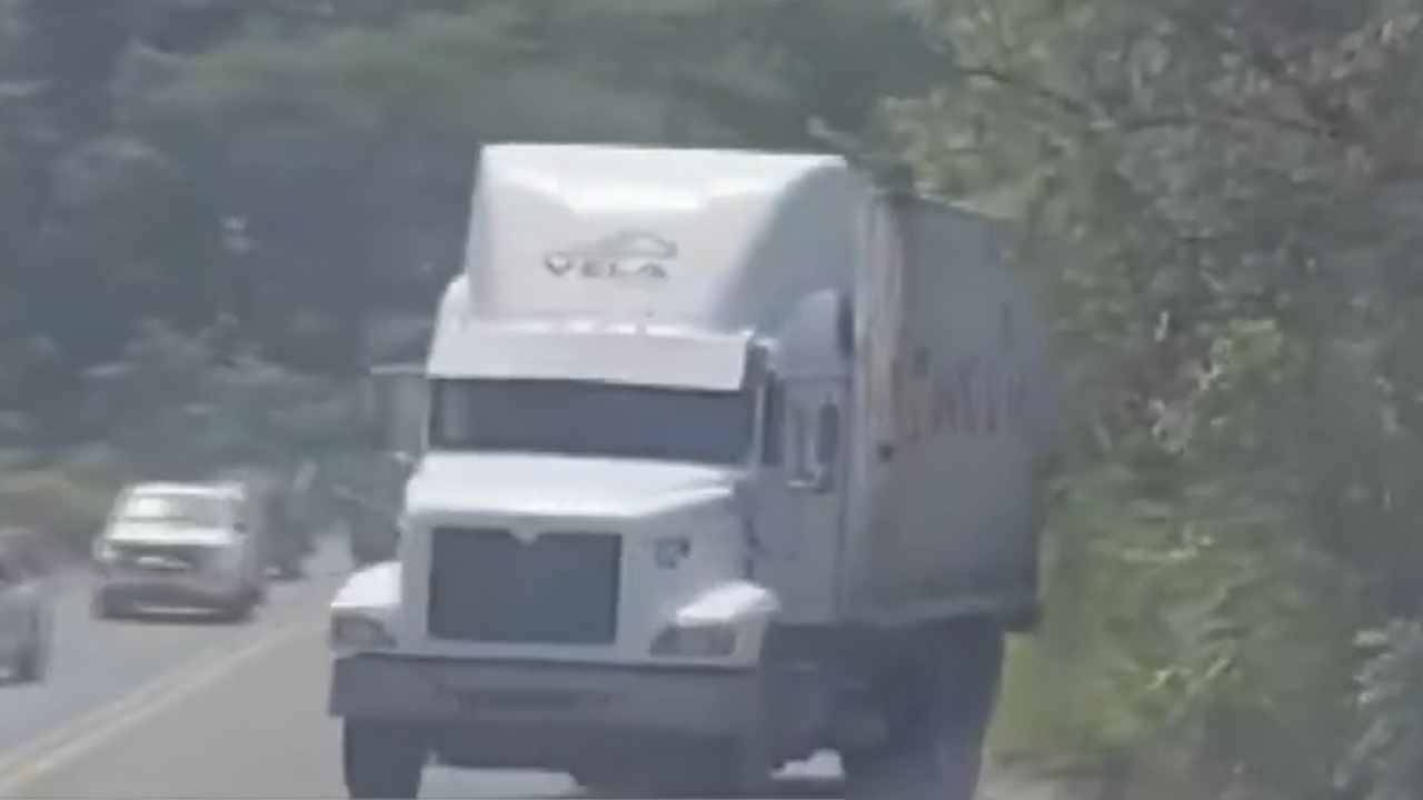 Graban momento en que tráiler se queda sin frenos en Manzanillo