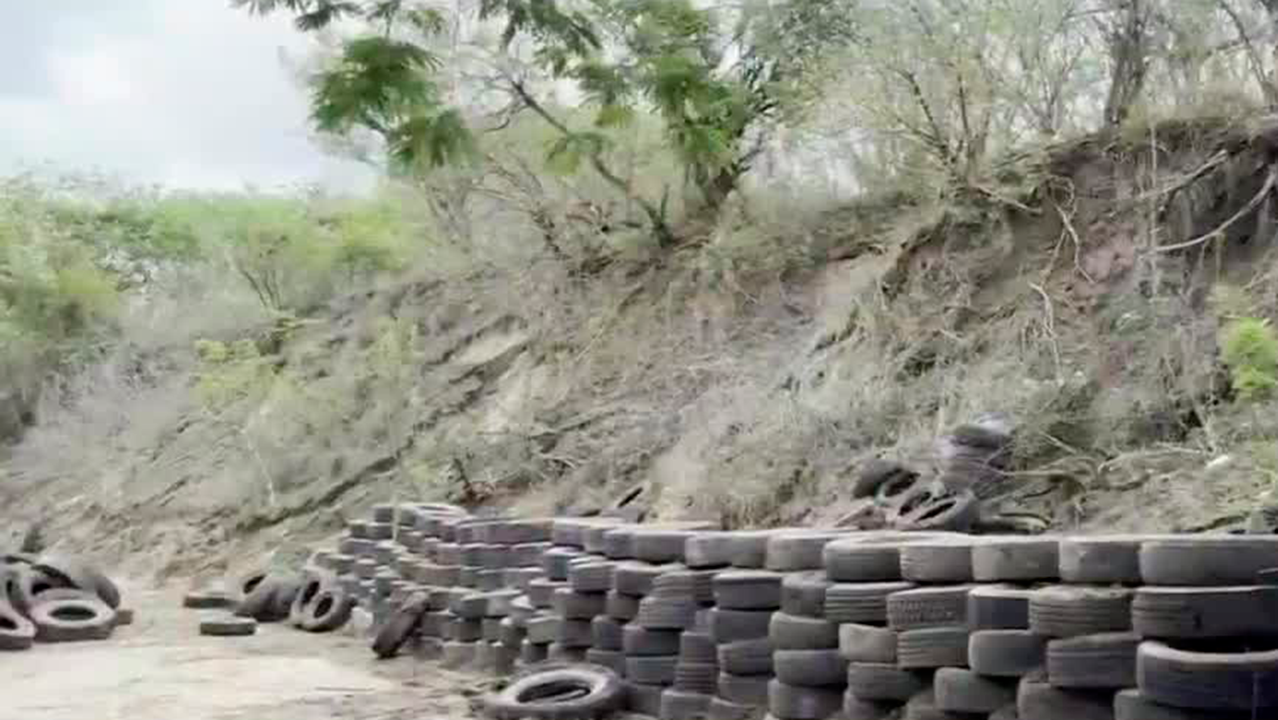 Habitantes de Veracruz realizan un muro de contención en la comunidad de San Julián